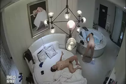 情趣酒店豪华房偷拍高素质情侣从床上干到浴缸还不过瘾站着扶着墙干