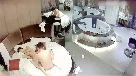 情趣酒店豪华套房水滴摄像头偷拍带着新买的情趣用品...