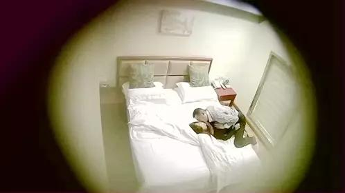 小旅馆偷拍饥渴男女先给情人舔逼热身可惜没干多久就...