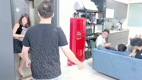 隔壁家的美女水管坏了【上篇】_来借洗手间，被屋主及...