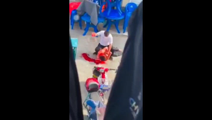 发生什幺事头都打爆了..