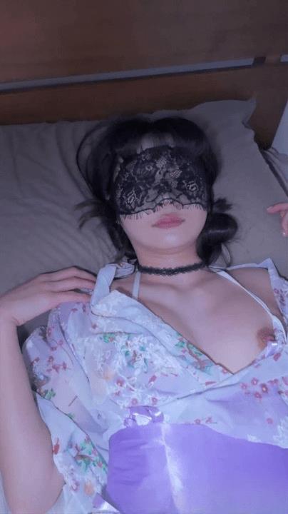 不小心走进汤屋员工休息室看到穿着和服的嫩妹