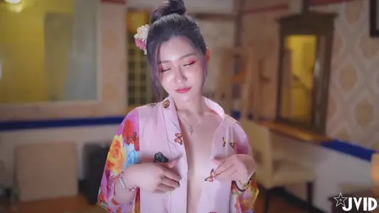 日系的风情樱花妹里面什么都没穿.