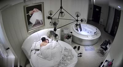 酒店偷拍-红裙富姐和包养的小哥开房草逼开着手机电筒看逼洞